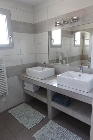 Regadera, secadora de cabello, papel de baño 