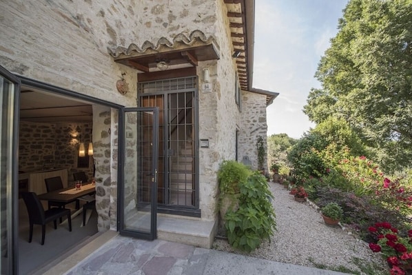 Outdoor dining - Ancient medieval tower, ideal for couples or families (Assisi)