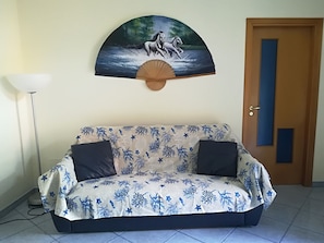 Smart TV, lettore DVD, tavolo da ping pong, libri