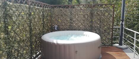 Tina de hidromasaje al aire libre