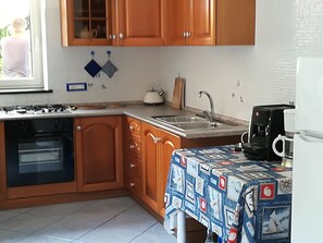 Frigorifero, microonde, forno, piano cottura