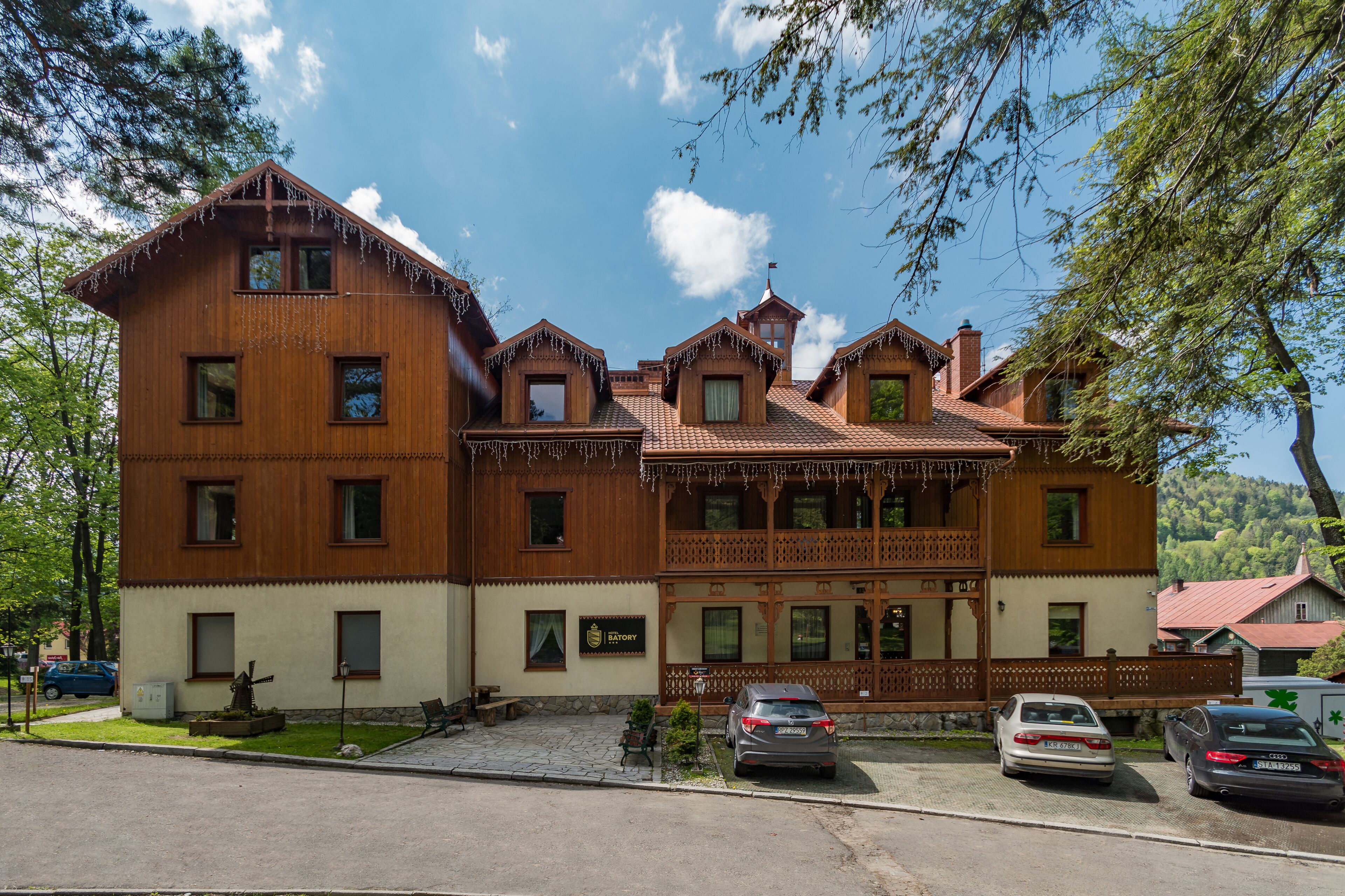 Un edificio de madera con varios balcones y un letrero que dice "SAYORY".
