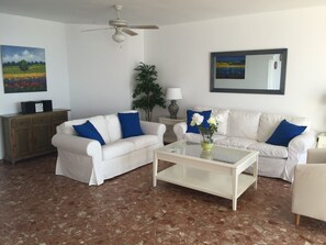 テレビ、DVD プレーヤー、書庫、ステレオ