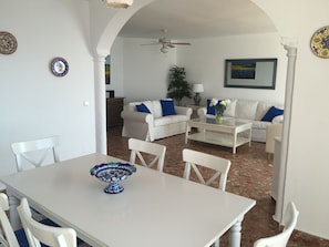 Fernseher, DVD-Player, Bücher, Stereoanlage