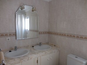 シャワー付き浴槽、ヘアドライヤー、タオル、石鹸