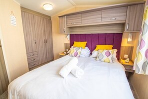 2 chambres, bureau, fer et planche à repasser, lit de bébé portatif