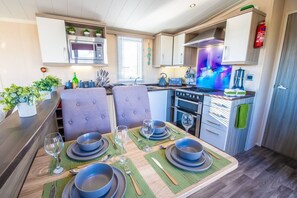 Fridge, microwave, oven, stovetop - Sea 'n' Stars with Views, Decking, Wifi & Netflix (Camber)