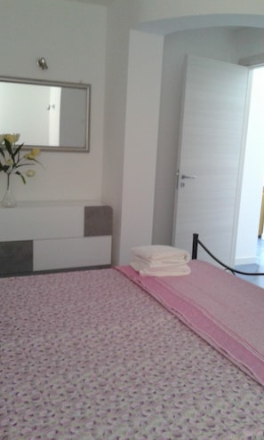 4 bedrooms, iron/ironing board, free WiFi, bed sheets