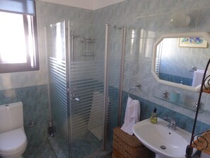 Dusche, Haartrockner, Handtücher, Seife