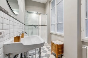 Shower, hair dryer, towels