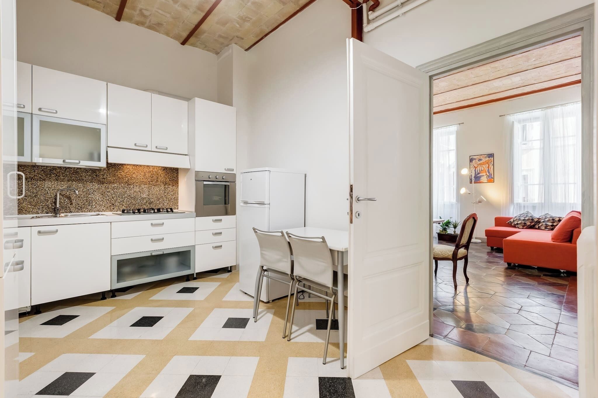 Jääkaappi, mikroaaltouuni, uuni, liesi