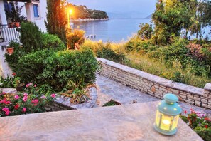 Property grounds - Relax in Comfort by the Sea: Zoulis Sofia Corfu Apartment (Kalami)