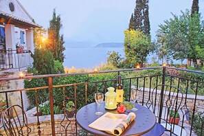 Outdoor dining - Relax in Comfort by the Sea: Zoulis Sofia Corfu Apartment (Kalami)