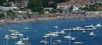 Stunning sea view apartment with parking. Couples, families & beach 2-Min. walk.
