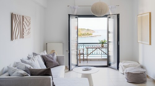 Footsteps to the beach!