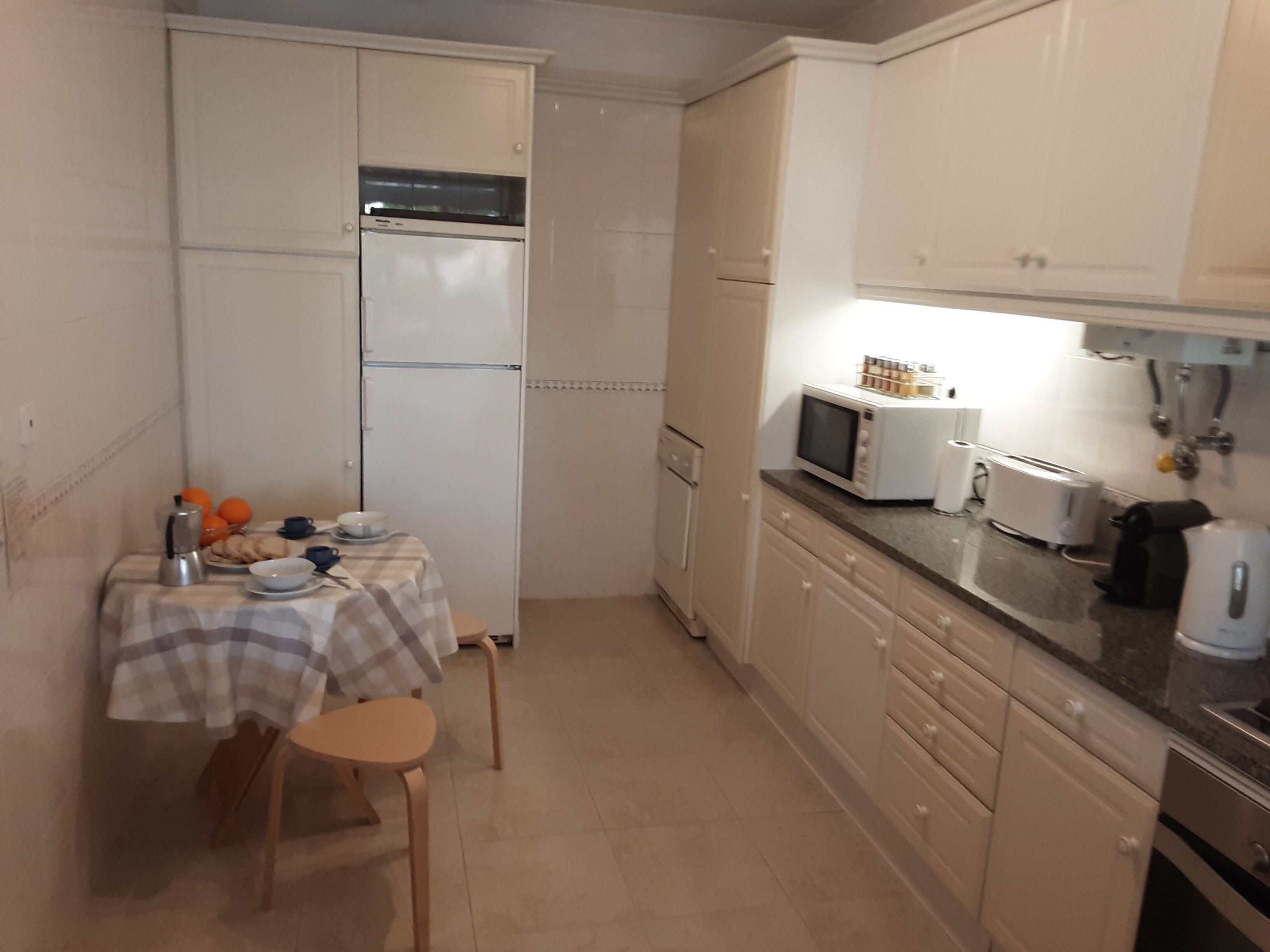 Spacious apartment with shared pool and private terrace. Exceptional location.