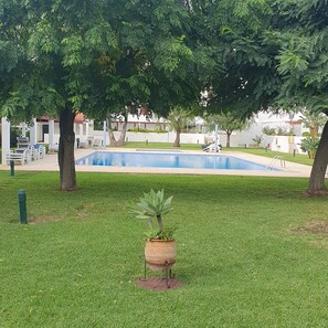 Outdoor pool - Spacious family apartment, ,5 minutes walk to all amenities. excellent location. (Vilamoura)