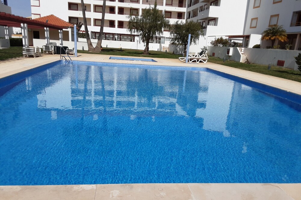 Spacious apartment with shared pool and private terrace. Exceptional location.
