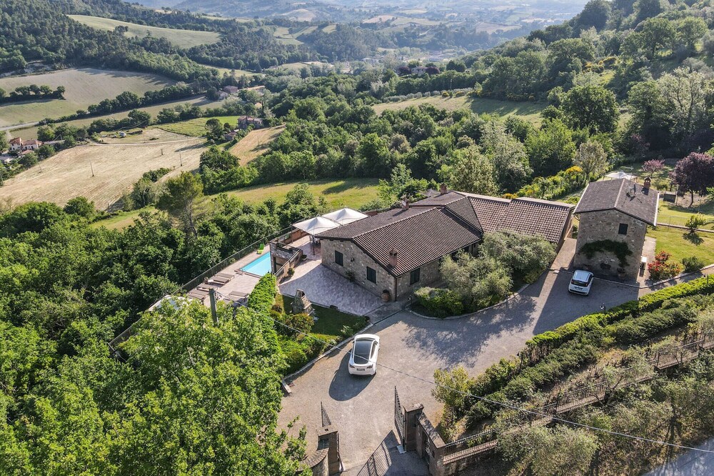 Big estate with private indoor & outdoor pool, gym, billiard in Umbria