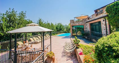 Villa avec piscines privées intérieure et extérieure pour jusqu'à 25 personnes