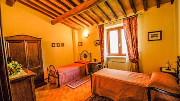 10 bedrooms, iron/ironing board, free WiFi, bed sheets