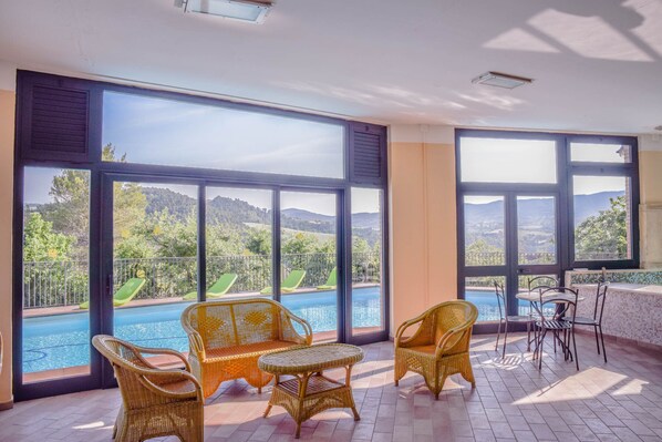 Piscine intérieure, piscine extérieure