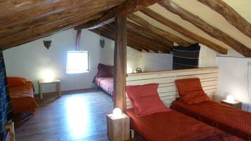 2 makuuhuonetta, silitysrauta/-lauta