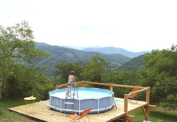 Banyera d'hidromassatge a l'aire lliure
