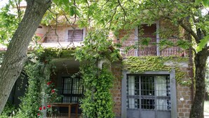 A two-story building with ivy-covered walls and a balcony. - House / Villa - BOLSENA (Bagnoregio)