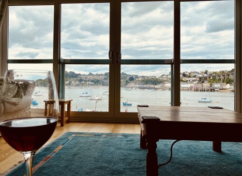 4 bed spacious modern townhouse with spectacular views over the River Tamar. 