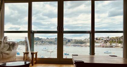 4 bed spacious modern townhouse with spectacular views over the River Tamar.