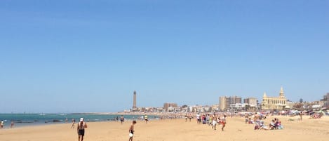 Perto da praia, espreguiçadeiras