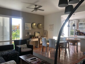 テレビ、書庫、ステレオ