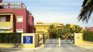Una entrada con reja a una zona residencial con un letrero que dice 'GALIA BALLENA'.