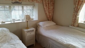 3 bedrooms, iron/ironing board, free WiFi, bed sheets - Delightful stone cottage in the heart of Chipping Campden (Chipping Campden)