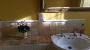 Bathtub, hair dryer, towels, soap - Delightful stone cottage in the heart of Chipping Campden (Chipping Campden)