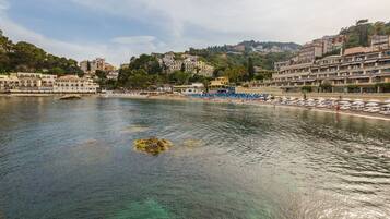 Una spiaggia nelle vicinanze