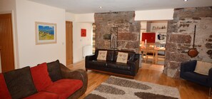 Fernseher, Kamin, DVD-Player, Bücher