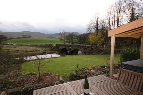 Spacious Riverside Cottage Perfect For Families, groups,pets. ** NEW HOT TUB**