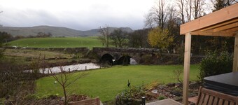 Amplio Riverside Cottage perfecto para familias, grupos, mascotas. ** NUEVA TINA CALIENTE **