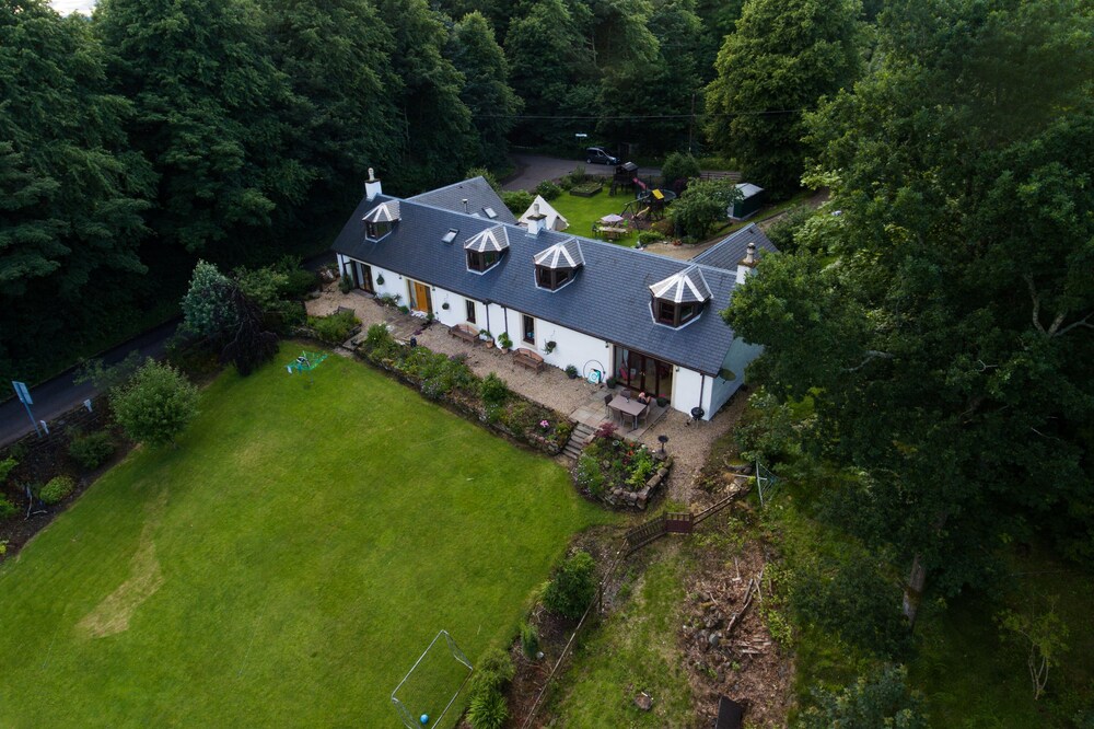 Spacious Riverside Cottage Perfect For Families, groups,pets. ** NEW HOT TUB**