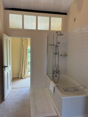 Combined shower/tub, hair dryer, towels, soap - Direct access New Forest 
Penerley Lodge Beaulieu (BEAULIEU)