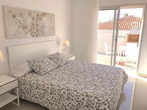 3 bedrooms, in-room safe, iron/ironing board, WiFi