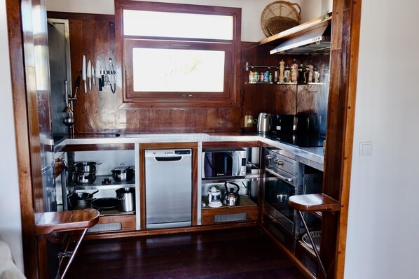 Kühlschrank, Ofen, Geschirrspüler, Wasserkocher mit Kaffee-/Teezubehör