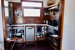 Fridge, oven, dishwasher, coffee/tea maker