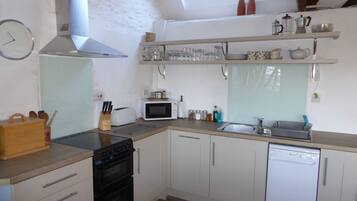 Kylskåp, mikrovågsugn, ugn och spishäll