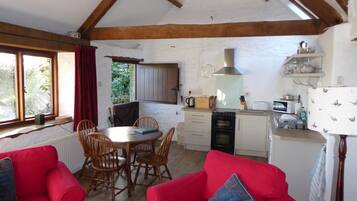 Een smart-tv, een open haard, een dvd-speler en boeken