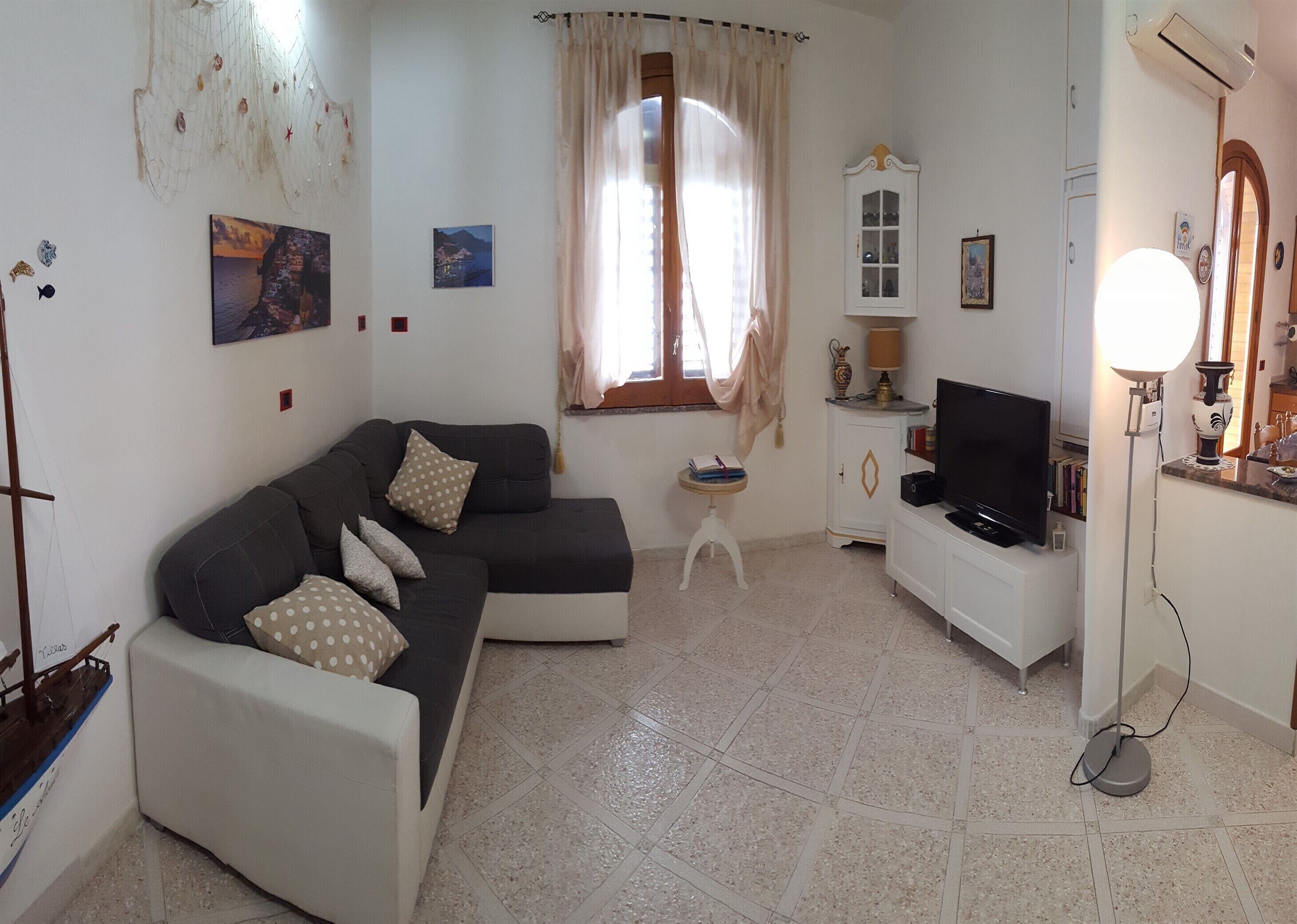 TV connectée, livres, chaîne hi-fi