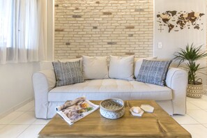 Smart TV, DVD player, books - Ideal For Couples, 2 minutes walk from the beach! (Corfu)