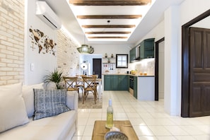 Smart TV, DVD player, books - Ideal For Couples, 2 minutes walk from the beach! (Corfu)